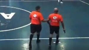 &Aacute;rbitro saca arma durante confus&atilde;o em jogo de futsal sub-12 na Capital