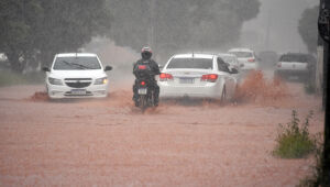 Alerta de temporais vale at&eacute; domingo e prev&ecirc; chuva forte em MS durante feriad&atilde;o