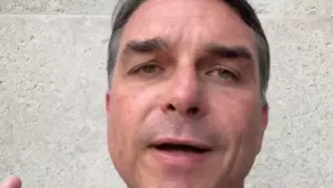 Imprensa argentina diz que Fl&aacute;vio Bolsonaro fugiu do Brasil
