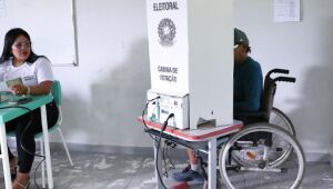 Eleitores com defici&ecirc;ncia podem solicitar transporte gratuito at&eacute; quarta-feira 