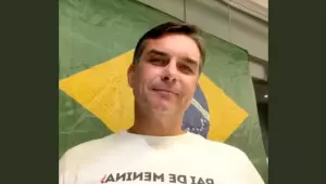 Fl&aacute;vio repete afirma&ccedil;&atilde;o falsa sobre mes&aacute;rios votarem no lugar de ausentes