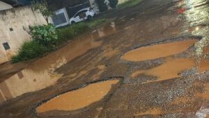 Buracos e lama tomam ruas de bairro e revoltam moradores em Campo Grande