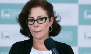 Carla Zambelli renuncia ao mandato após STF determinar que suplente assumisse