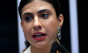 Camila Jara aciona PGR contra Jair e Eduardo Bolsonaro por crimes militares