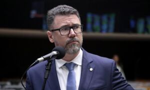 Pollon apresenta atestado e julgamento no Conselho de Ética é adiado