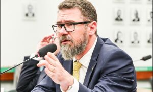 Conselho de &Eacute;tica antecipa fim do recesso e retoma julgamento de Marcos Pollon