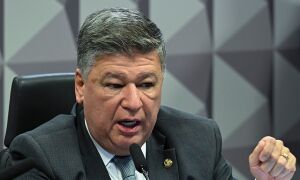 Comando das Casas do Parlamento est&aacute; sendo conivente diante de esc&acirc;ndalos, afirma Carlos Viana