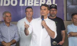 "Gordinho do Bolsonaro" e Pollon saem em defesa de Fl&aacute;vio ap&oacute;s conversas com Vorcaro
