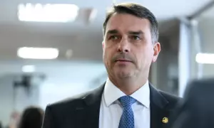 Fl&aacute;vio Bolsonaro posta v&iacute;deo em resposta a Michelle e retira trecho sobre liga&ccedil;&atilde;o n&atilde;o atendida