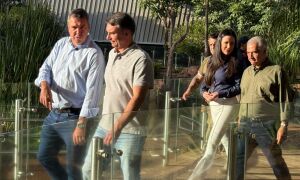 Riedel e Azambuja apresentam Bioparque Pantanal para Fl&aacute;vio Bolsonaro