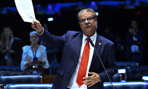 Nelsinho reage a ofensas de conselheiro de Trump e prop&otilde;e declar&aacute;-lo persona non grata