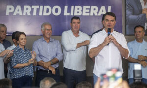 Em Campo Grande, Fl&aacute;vio Bolsonaro chama Lula de 'mercadoria vencida'