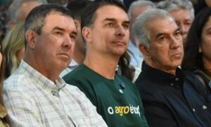 Fl&aacute;vio Bolsonaro diz que pesquisa vai decidir disputa entre Pollon e Contar em MS
