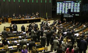Congresso derruba veto de Lula e libera emenda para dar trator, cesta b&aacute;sica e dinheiro nas elei&ccedil;&otilde;es