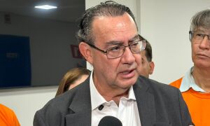 Em meio a bolsonaristas, Cury evita polemizar com Fl&aacute;vio Bolsonaro