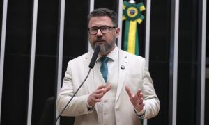 Pollon retira apoio &agrave; escala 6x1 e resgata projeto que dobra tempo de f&eacute;rias anuais