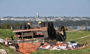 Caminh&atilde;o de sal capota e idoso morre na BR-163/MS