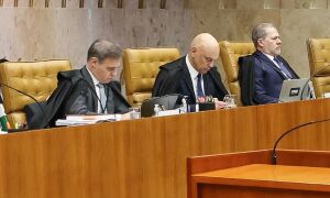Dino pede vista e julgamento sobre Moraes e Mendon&ccedil;a &eacute; suspenso com placar em 4x3