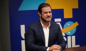 Presidente do Uni&atilde;o Brasil aparece de cueca em v&iacute;deo e &eacute; acusado de agress&atilde;o