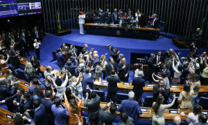 Imprensa estrangeira v&ecirc; vit&oacute;ria de Lula em aprova&ccedil;&atilde;o do fim da 6x1