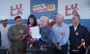 Lula assina of&iacute;cio abrindo sigilo telef&ocirc;nico e banc&aacute;rio dele e dos 5 filhos