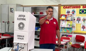  Lucien Rezende vota em Ribas do Rio Pardo e destaca defesa da democracia