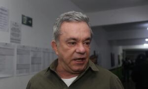 Vander Loubet chama fuga de Fl&aacute;vio Bolsonaro de "caso de pol&iacute;cia"

