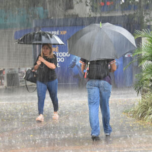 Alerta de tempestade reforça chegada de frente fria em MS
