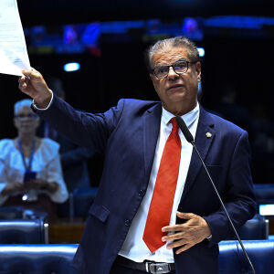 Nelsinho reage a ofensas de conselheiro de Trump e propõe declará-lo persona non grata