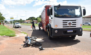 Idoso sofre fratura exposta ap&oacute;s moto ser atingida por caminh&atilde;o em Campo Grande
