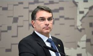 Fl&aacute;vio Bolsonaro: qualquer pessoa prometendo cargos ou minist&eacute;rios em meu nome &eacute; picareta
