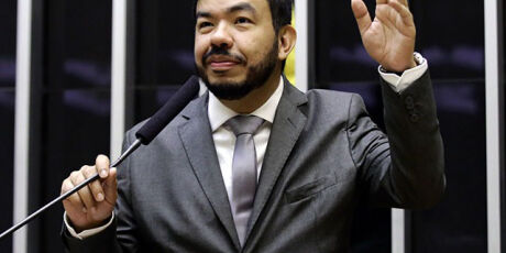 Com medida protetiva por viol&ecirc;ncia dom&eacute;stica, ex-deputado diz que fam&iacute;lia vive "desafios"