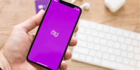 Nubank diz que 'erro operacional' causou envio indevido de mensagens sobre fechamento do banco