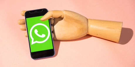 Brasileiro debateu menos pol&iacute;tica em grupos de fam&iacute;lia e amigos no WhatsApp em 2024