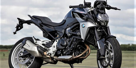 Apresentada nas versões Sport e Sport Plus, nova naked BMW F 900 R mostra serviço nas pistas