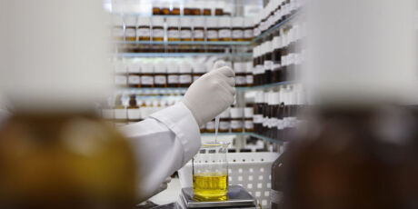 Anvisa atualiza regras sobre controle de qualidade em laborat&oacute;rios