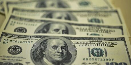 Dólar cai e Bolsa oscila em alta leve: Impactos dos dados dos EUA e conflitos no Oriente Médio