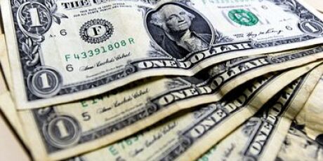 D&oacute;lar fecha abaixo de R$ 5 pela primeira vez em mais de dois anos