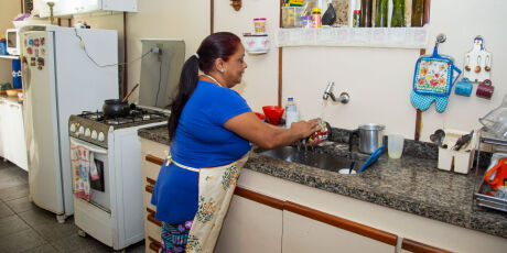 Em MS, mulheres dedicam quase o dobro de tempo que os homens aos cuidados e afazeres dom&eacute;sticos