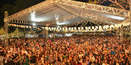 Arraial re&uacute;ne tradi&ccedil;&atilde;o, religi&atilde;o e Copa do Mundo na pra&ccedil;a do R&aacute;dio