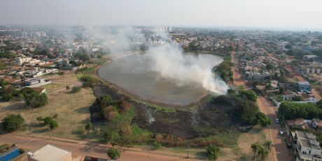 Chamas atingem entorno da Lagoa Itatiaia pelo 2&ordm; dia na Capital