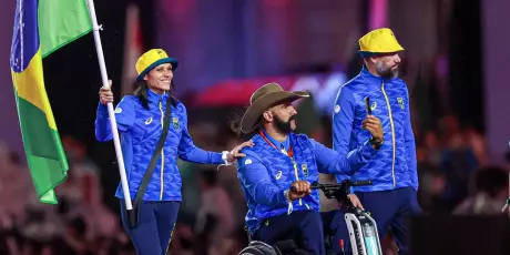 Atleta de MS é porta bandeira na final das Paralimpíadas de Paris