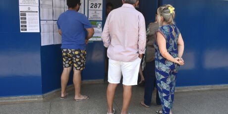 Ao menos quatro pessoas morreram durante as elei&ccedil;&otilde;es deste domingo, 4