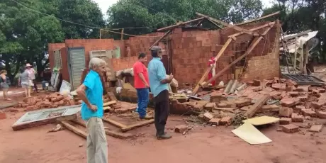 Ventos de até 77 km/h causam destruição em casas e derrubam árvores