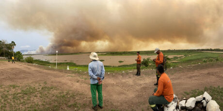 Moradores precisam evacuar comunidade e escola ribeirinha após incêndio avançar no Pantanal