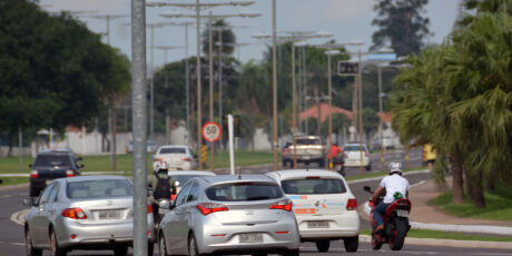 Jovem de 19 anos colide em poste e morre na avenida Duque de Caxias