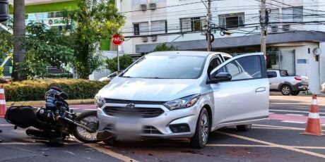 Motoqueiro é arremessado após furar semáforo na Afonso Pena