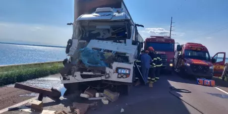 Motorista de caminhão se distrai gravando o Rio Paraná e morre em colisão na BR-267