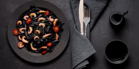 Gastronomia B+: Para a semana: Receita simples e sofisticada com massa negra e frutos do mar