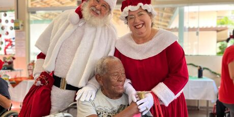 Idosos de asilo escrevem cartinhas para o Papai Noel em Campo Grande